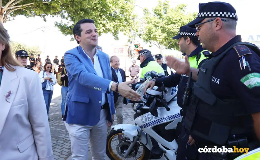 Visita de Jos&eacute; Mar&iacute;a Bellido y Ana L&oacute;pez a la comisar&iacute;a conjunta de Feria FOTO RAFA MELLADO SENIOR