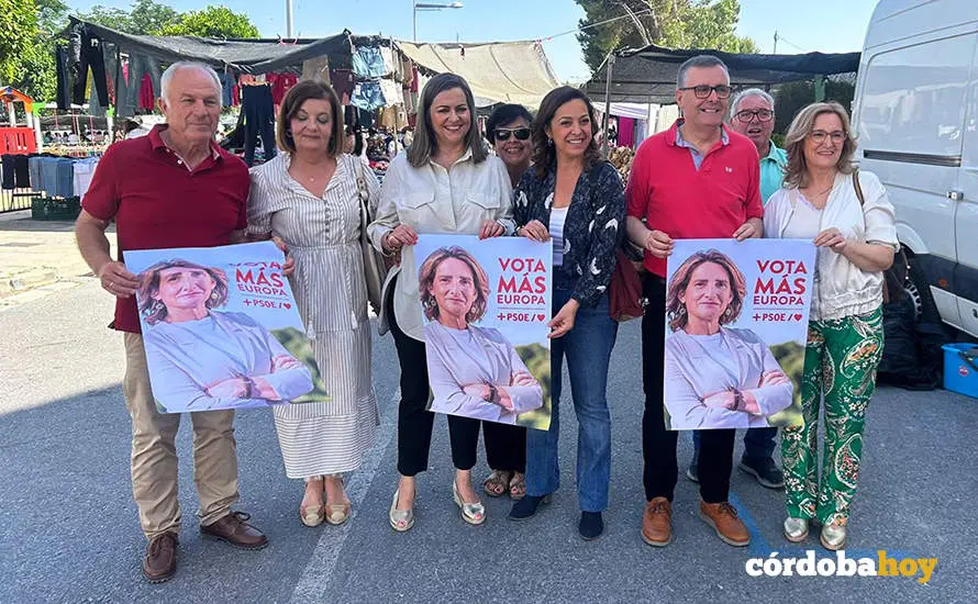 La parlamentaria andaluza por el PSOE de C&oacute;rdoba Isabel Ambrosio (tercera por la dcha.), junto a la alcaldesa de Baena, Mar&iacute;a Jes&uacute;s Serrano
