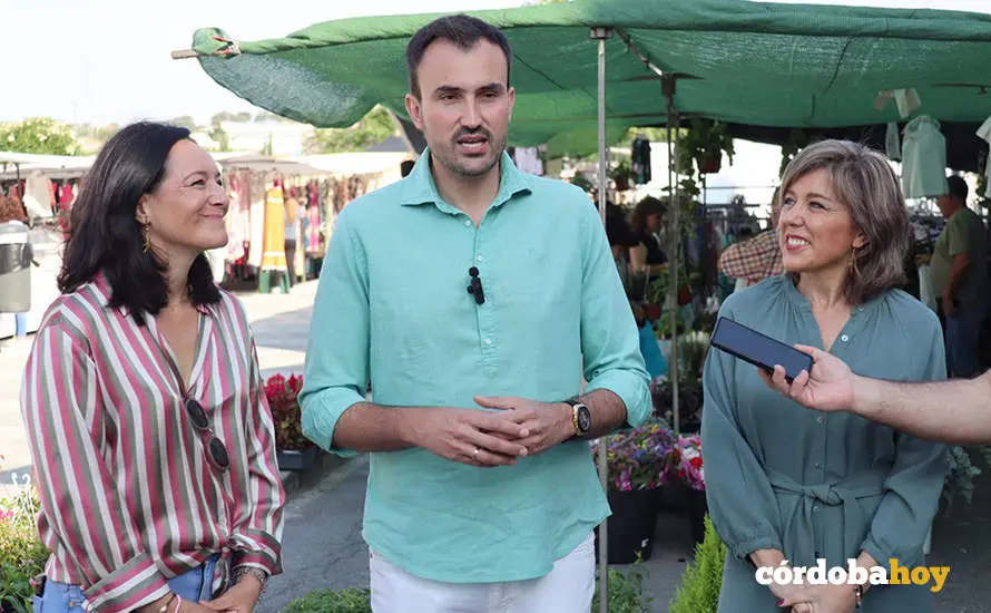 Ana Romero (derecha), junto a Reyes (centro) y Cresp&iacute;n (izquierda), en Villanueva de C&oacute;rdoba