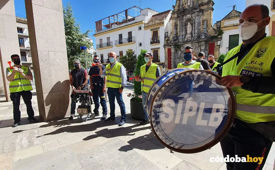 Una protesta de sindicatos policial y de bomberos ante el Ayuntamiento en una imagen de archivo