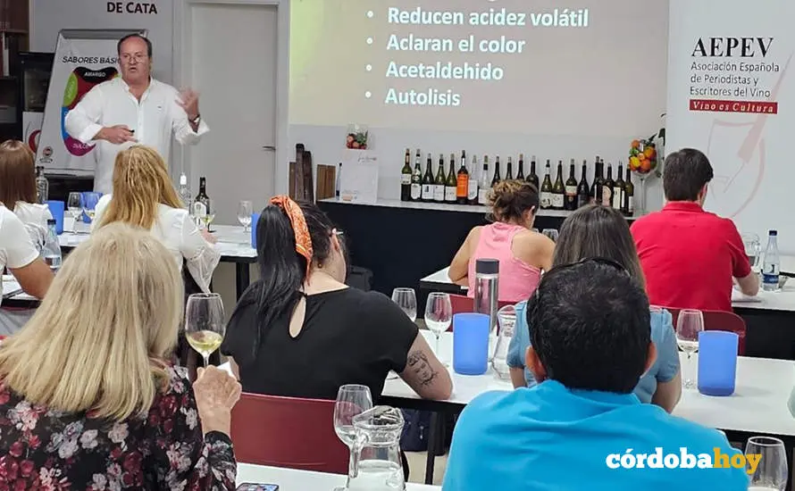 Participantes en la cata de la Asociaci&oacute;n Vino en Rama en Madrid