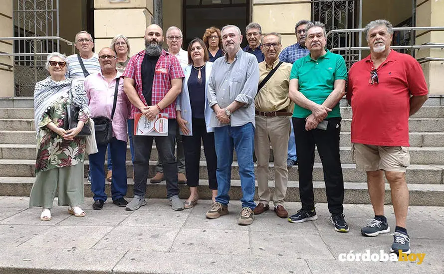 Jos&eacute; Enrique Guerra (tercero por la izquierda) y Luis Naranjo (cuarto por la derecha), junto a otros responsables del Foro y de CCOO, en una imagen de archivo