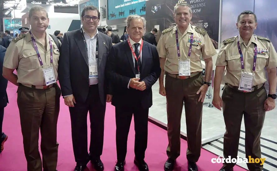 Salvador Fuentes (centro) junto al teniente general De las Hijas en Par&iacute;s