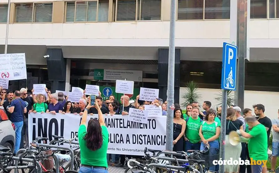 Concentraci&oacute;n de la Junta de Personal Docente no Universitario de C&oacute;rdoba, contra eL "desmantelamiento" de la FP a Distancia FOTO CSIF