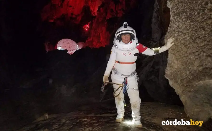 La astronauta an&aacute;loga cordobesa Maril&oacute; Torres en la cueva de Astroland
