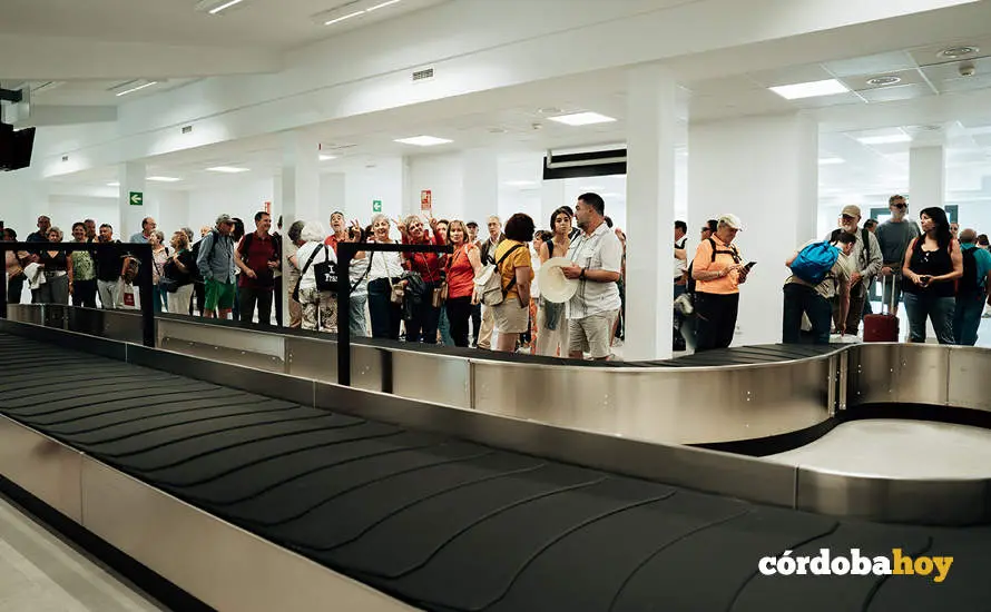 Pasajeros en el Aeropuerto de C&oacute;rdoba, en una imagen de archivo