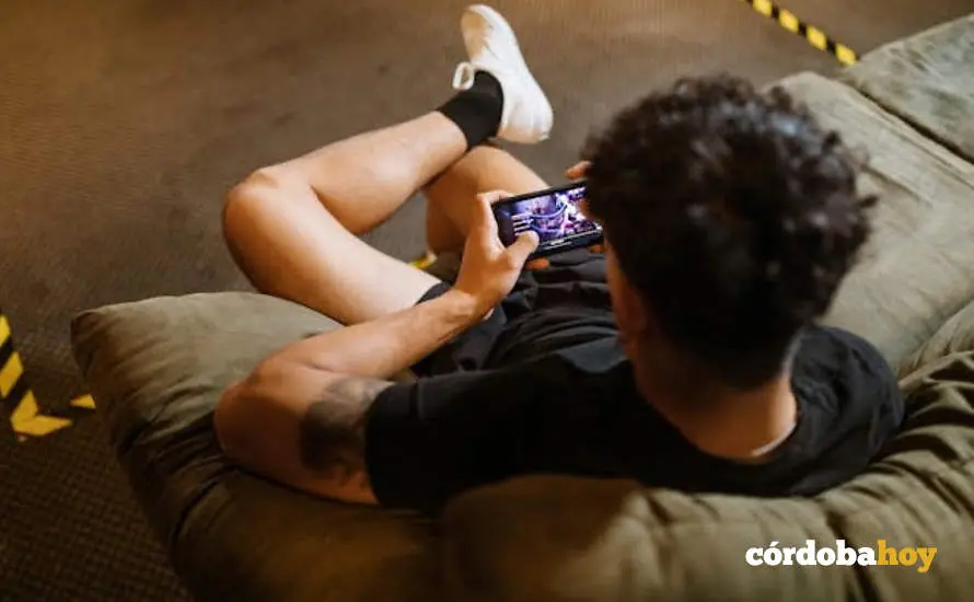chico con movil
