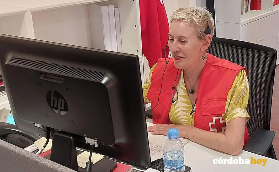 Voluntaria de la Cruz Roja controlando por tel&eacute;fono a personas mayores ante el aumento del calor