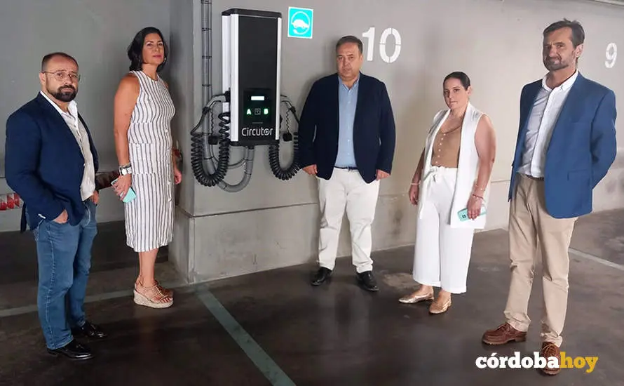 Granados (segunda por la derecha) conoce los nuevos sistemas de la estaci&oacute;n de autobuses