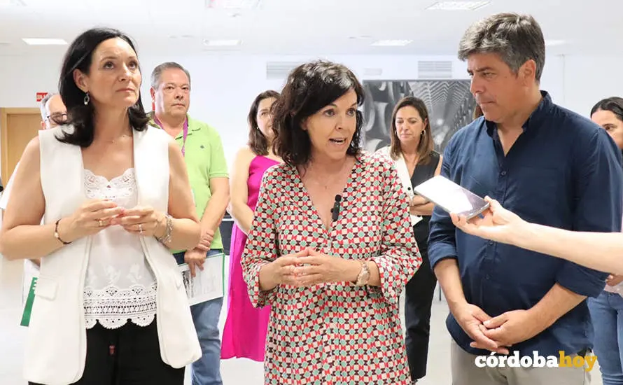 Mar&iacute;a &Aacute;ngeles Prieto (centro) junto a Rafi Cresp&iacute;n y Rafael Llamas, en Baena