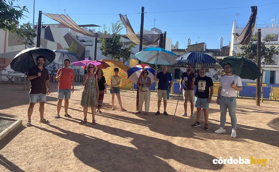 Reivindicaci&oacute;n con paraguas y sombrillas de la Asociaci&oacute;n Vecinal Regina Magdalena en el antiguo Cine Andaluc&iacute;a