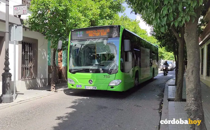Un autob&uacute;s de Aucorsa en una imagen de archivo