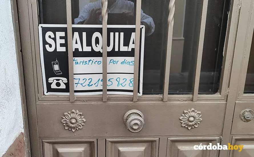 Cartel en el Casco Hist&oacute;rico de C&oacute;rdoba para alquilar por d&iacute;as una vivienda