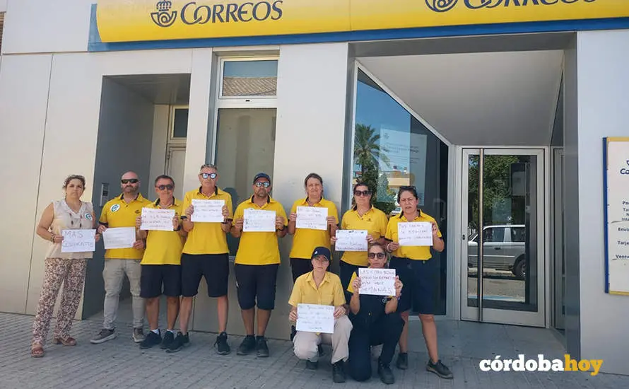 Protesta de la plantilla de Correos esta ma&ntilde;ana en La Carlota FOTO CSIF