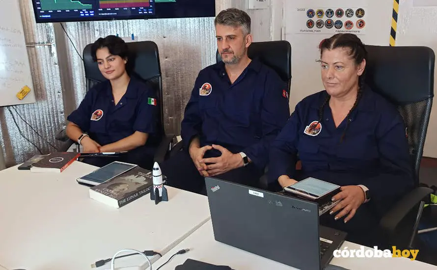 Maril&oacute; Torres (derecha) con parte de la tripulaci&oacute;n en el misi&oacute;n espacial simulada en Polonia