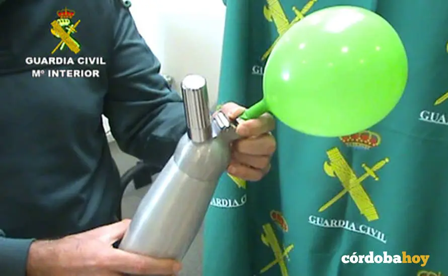 Un agente de la Guardia Civil con material para inhalar &oacute;xido nitroso