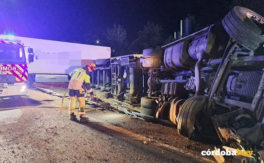El cami&oacute;n volcado en la A-4 a la altura de Villafranca FOTO 061 C&Oacute;RDOBA