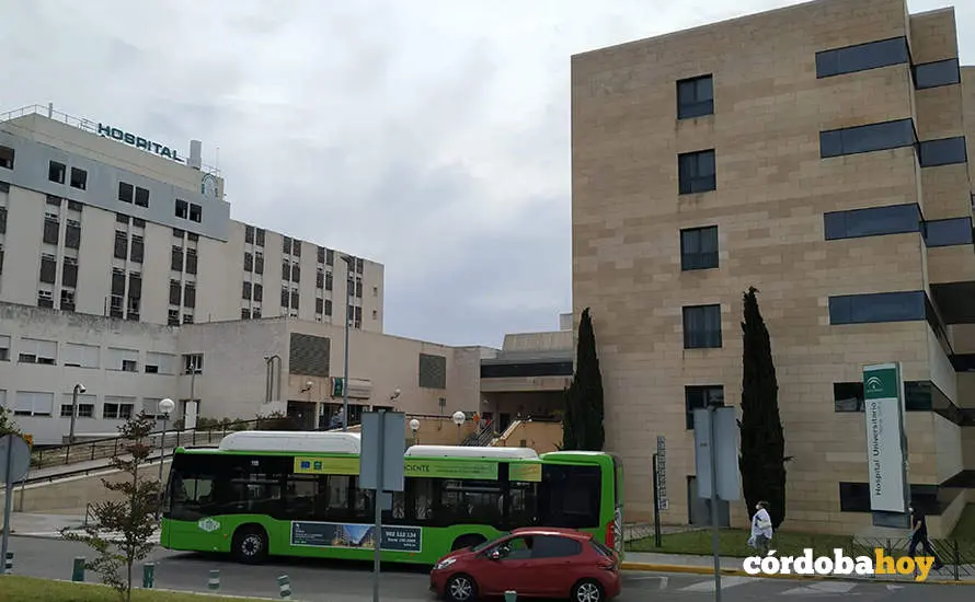 Un autob&uacute;s de Aucorsa en el Hospital Reina Sof&iacute;a, en una imagen de archivo