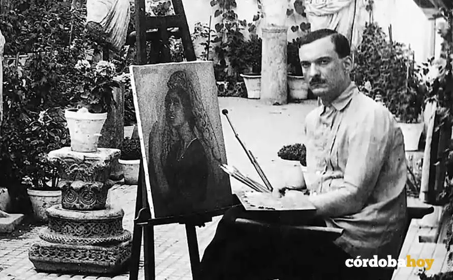 El pintor cordob&eacute;s Julio Romero de Torres en el patio-jard&iacute;n de su casa en C&oacute;rdoba, en una imagen de archivo