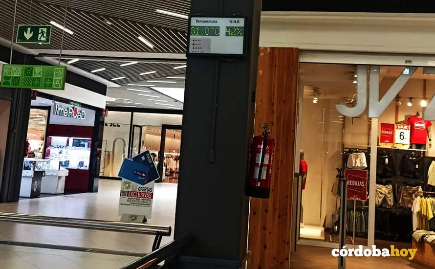 Term&oacute;metro en el Centro Comercial La Sierra el pasado a&ntilde;o, en una imagen de archivo FOTO CCOO
