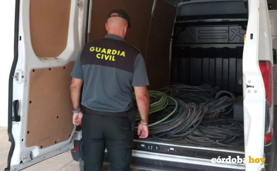 Un agente contempla el cable de cobre recuperado en La Carlota FOTO GUARDIA CIVIL