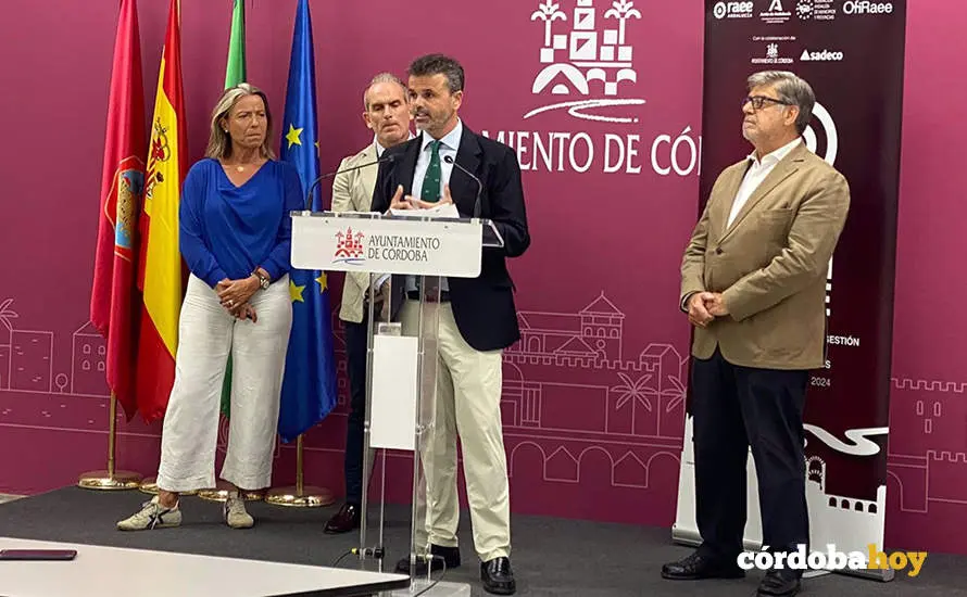 El coordinador general de la FAMP, Diego Jordano, acompa&ntilde;ado por Isabel Alb&aacute;s, Rafael Mart&iacute;nez y Jos&eacute; P&eacute;rez, interviene en la presentaci&oacute;n del VI Congreso RAEE FOTO FAMP