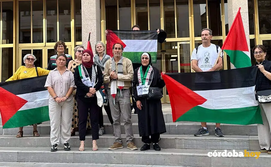 Banderas palestinas ante el Ayuntamiento de C&oacute;rdoba, en una imagen de archivo