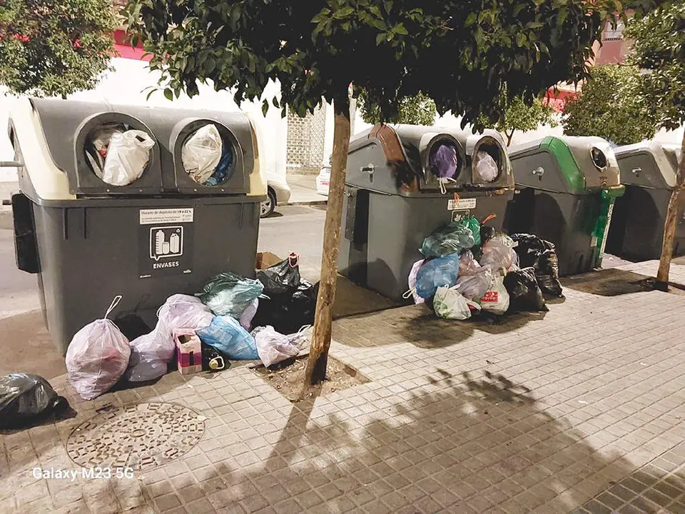 Basura en la calle Arcos de la Frontera FOTO FACUA