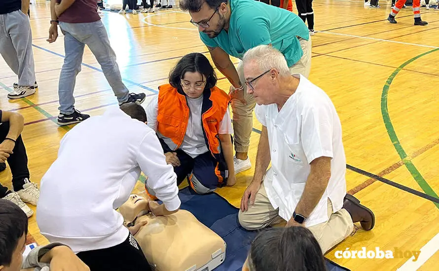 Profesionales del Hospital Quir&oacute;nsalud C&oacute;rdoba ense&ntilde;an maniobras de reanimaci&oacute;n cardiopulmonar a un grupo de alumnos FOTO HOSPITAL QUIR&Oacute;NSALUD