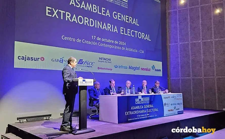 Gerardo Cuerva interviene en la Asamblea Electoral de CECO, observado por Antonio D&iacute;az (centro), junto a Lorenzo Amor (izda.), Javier Gonz&aacute;lez de Lara (2&ordm; izda.) y otros dirigentes empresariales FOTO CECO