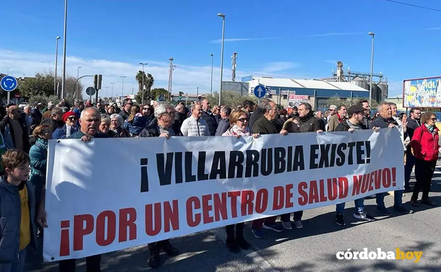 Vecinos de Villarrubia en una concentraci&oacute;n por el centro de salud, FOTO CONSEJO DE DISTRITO DE VILLARRUBIA