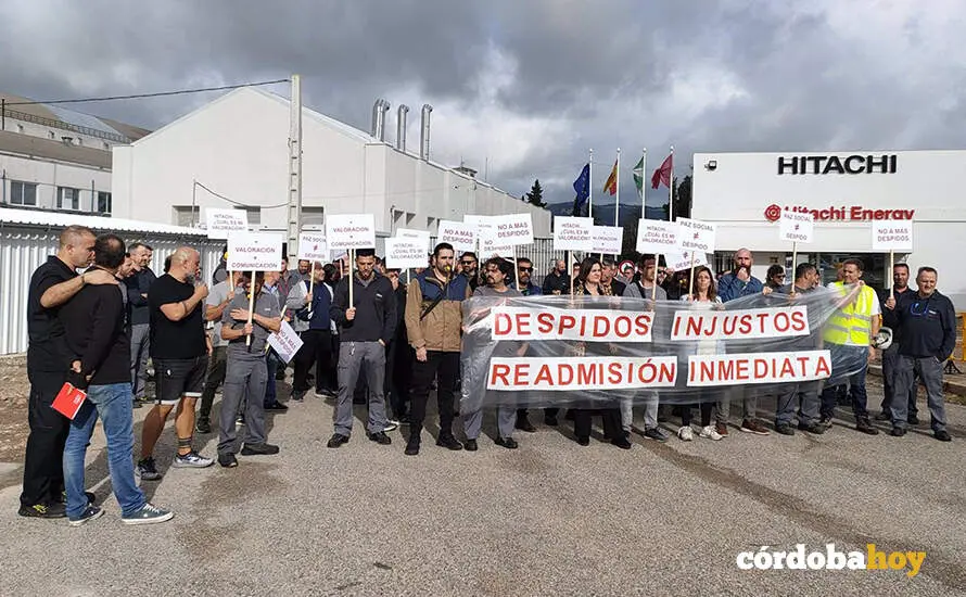 Concentraci&oacute;n de los trabajadores de Hitachi Energy ante la factor&iacute;a de C&oacute;rdoba en protesta por el despido de tres trabajadores FOTO CCOO