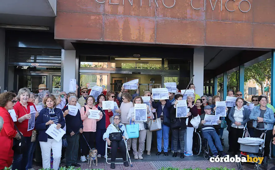 Protesta vecinal de Valdelleros por los ascensores estropeados del centro c&iacute;vico Norte, era una imagen e archivo FOTO &Aacute;LVARO SANTOS L&Oacute;PEZ
