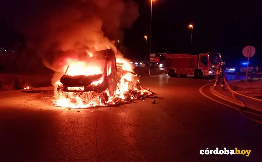 Incendio de una furgoneta en Lucena