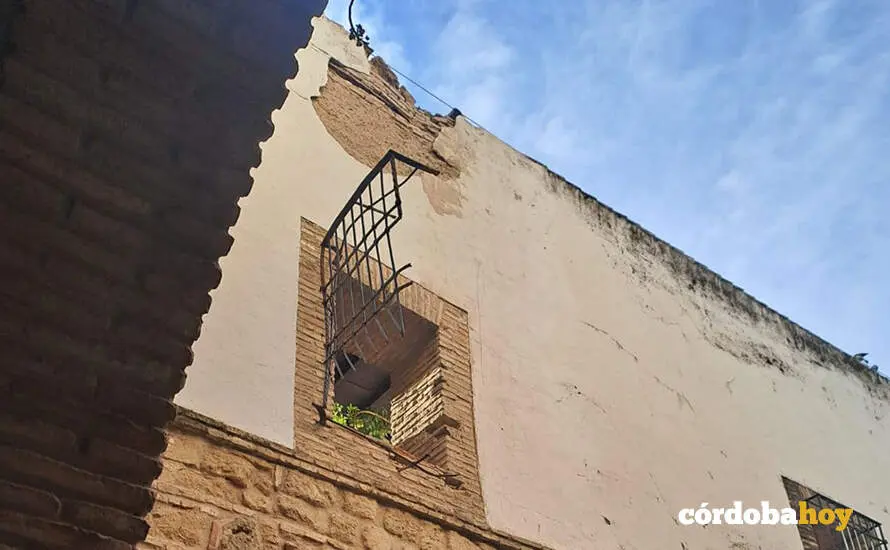 Verja arrancada en una ventana del Imtur FOTO NODO CORDUBA
