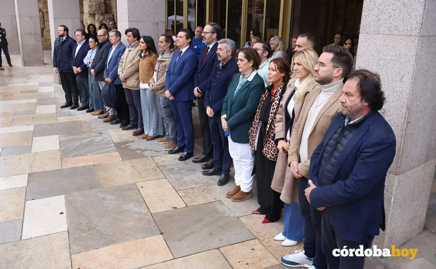 Minuto de silencio en el Ayuntamiento por las v&iacute;ctimas del temporal FOTO. RAFA MELLADO SENIOR
