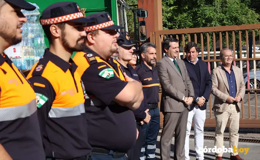 Voluntarios de Protecci&oacute;n Civil y agentes de Polic&iacute;a Local que acuden a Valencia por la DANA, con los responsables municipales FOTO RAFA MELLADO SENIOR