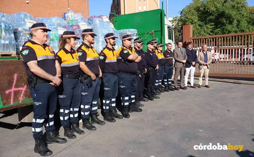 Voluntarios de Protecci&oacute;n Civil y agentes de Polic&iacute;a Local que acuden a Valencia por la DANA, con los responsables municipales FOTO RAFA MELLADO SENIOR