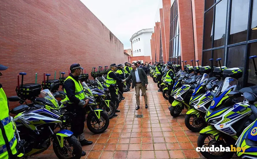 El alcalde de C&oacute;rdoba, Jos&eacute; Mar&iacute;a Bellido, y el teniente de alcalde delegado de Seguridad, Jes&uacute;s Coca, asisten a la recepci&oacute;n de 52 nuevas motos adquiridas para la Polic&iacute;a Local FOTO AYUNTAMIENTO DE C&Oacute;RDOBA