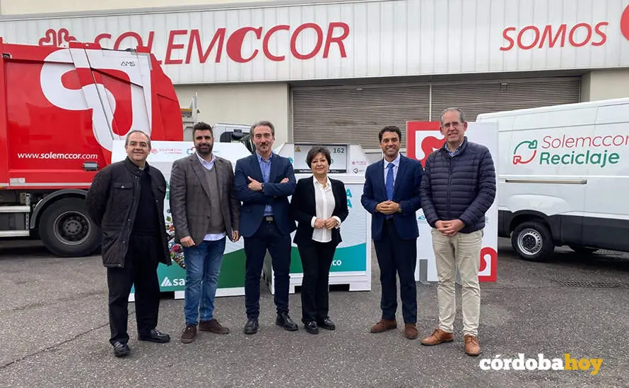 Leopoldo Izquierdo (2&ordm; dcha.), Juan Miguel Luque (3&ordm; izda.) y Dar&iacute;o Reina (dcha.), con otros responsables de C&aacute;ritas y Solemccor, durante la visita a las instalaciones de la empresa de inserci&oacute;n social FOTO C&Aacute;RITAS DIOCESANA