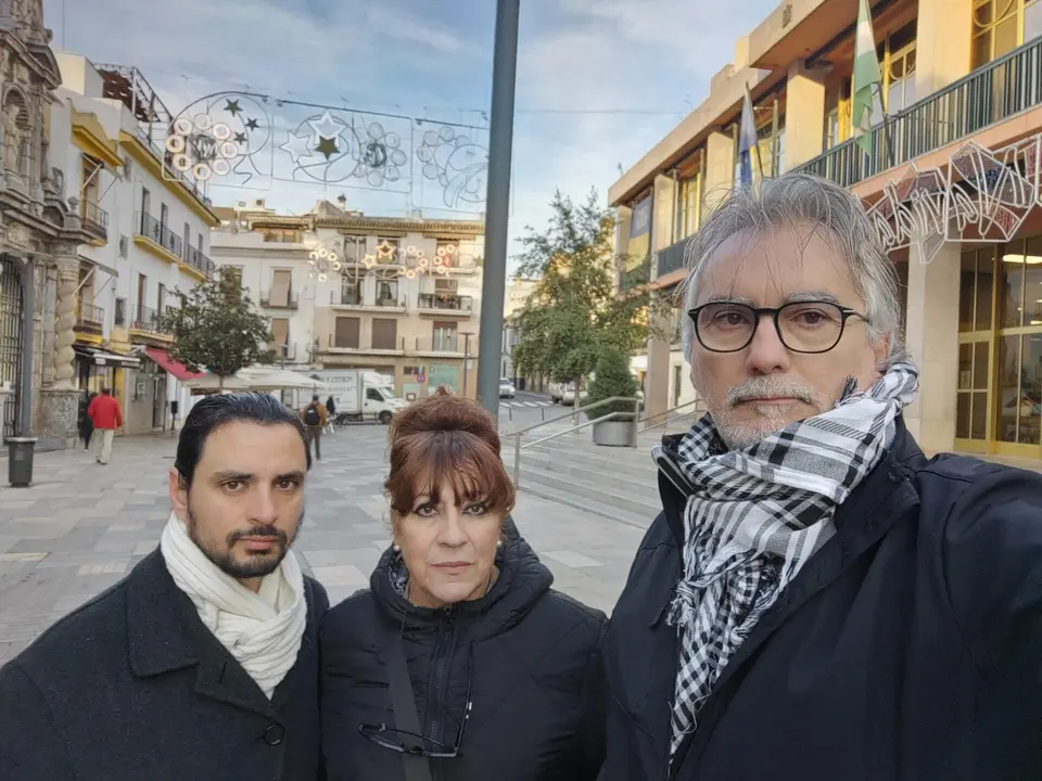Miembros de Nodo Corduba delante del Ayuntamiento esta ma&ntilde;ana