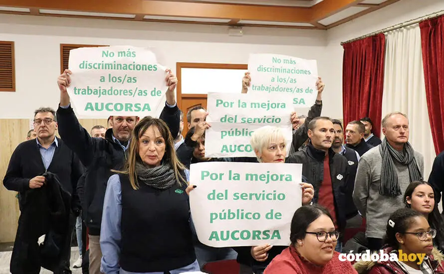 Reivindicaci&oacute;n de trabajadores de Aucorsa hoy en el Pleno FOTO PSOE