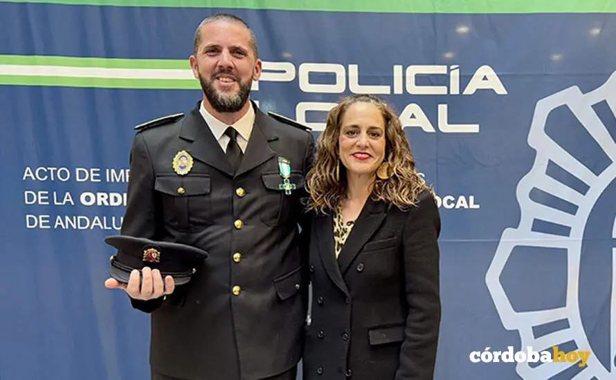 El polic&iacute;a local de Fuente Palmera V&iacute;ctor Jos&eacute; Bracero con la cruz con distintivo verde de la Orden al M&eacute;rito de la Polic&iacute;a Local de Andaluc&iacute;a FOTO AYUNTAMIENTO DE FUENTE PALMERA