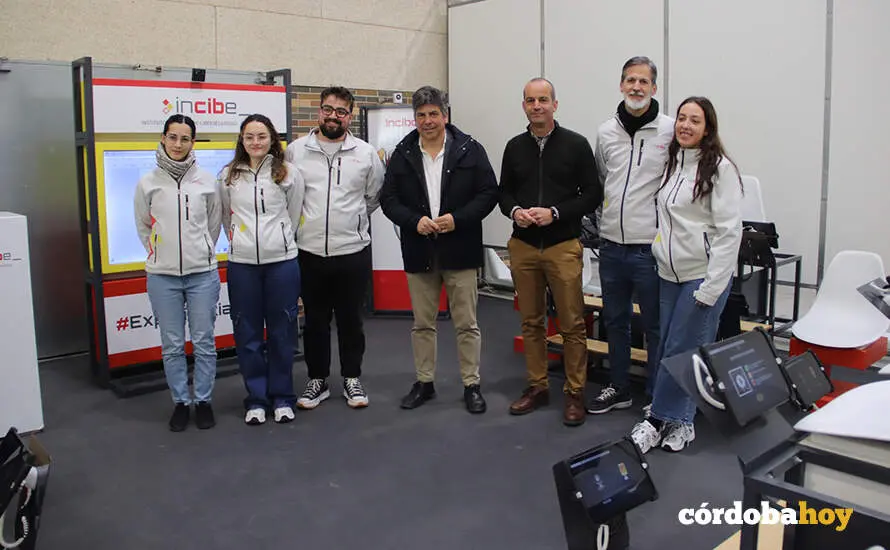 El alcalde de Montilla, Rafael Llamas, con el equipo de Incibe FOTO AYUNTAMIENTO DE MONTILLA