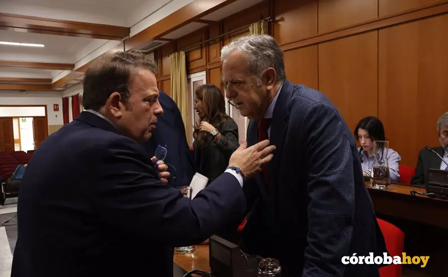 Juli&aacute;n Urbano conversa con Salvador Fuentes antes del Pleno FOTO RAFA MELLADO SENIOR