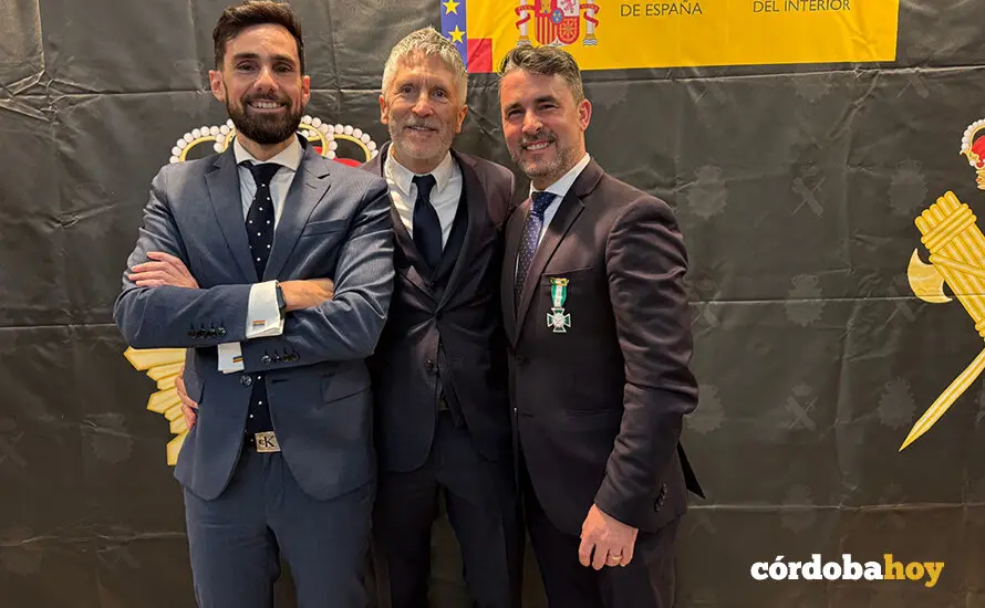 Rafael P&eacute;rez, Fernando Grande Marlaska y Juanma Poyato con el distintivo de la Guardia Civil FOTO AYUNTAMIENTO DE ZUHEROS