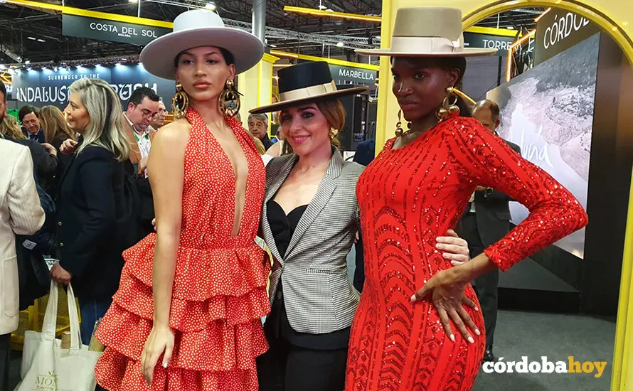 Narci Ruiz posa con dos modelos que llevan dise&ntilde;os de Jos&eacute; Perea en Fitur