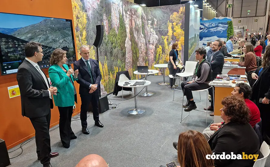 Catalina Garc&iacute;a, con responsables del geoparque cordob&eacute;s de la Subb&eacute;tica en Fitur FOTO JUNTA DE ANDALUC&Iacute;A