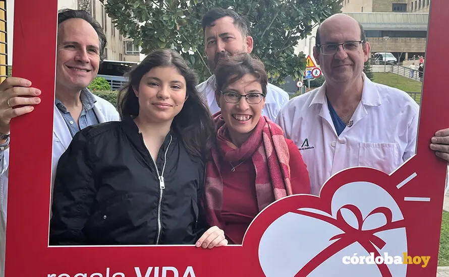 Carmen y Encarnaci&oacute;n rodeada del equipo que hizo el trasplante en C&oacute;rdoba FOTO HURS