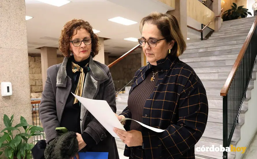 Blanca Torrent (derecha) estudia sus notas antes de entrar en la rueda de prensa FOTO AYUNTAMIENTO DE C&Oacute;RDOBA